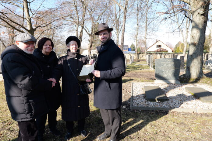 IMG_8420 Gemeinsam gaben Irene Rotzsch (2.v.l.) und Helga Schmidt die alte hebräische Bibel „Biblia Hebraica Stuttgartensia“ an Rabbiner Zsolt Balla (r.) und Küf Kaufmann weiter. Foto: IRG Leipzig