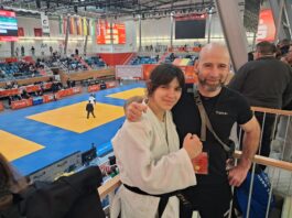 Anna Lorenz, hier mit ihrem Trainer Robert Becke, vertrat die Judoka des D&ouml;belner SC bei der Deut- schen Einzelmeisterschaft U21. Foto: Claudia M&uuml;ller