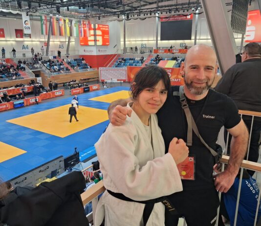 Anna Lorenz, hier mit ihrem Trainer Robert Becke, vertrat die Judoka des D&ouml;belner SC bei der Deut- schen Einzelmeisterschaft U21. Foto: Claudia M&uuml;ller
