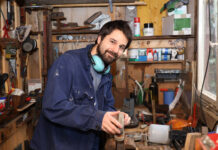 Konrad Staisch baut in seiner Werkstatt M&ouml;bel aus Sperrm&uuml;ll und anderen Materialien, die er in der Stadt findet. Foto: Andr&eacute; Kempner
