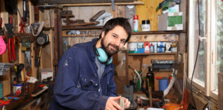 Konrad Staisch baut in seiner Werkstatt M&ouml;bel aus Sperrm&uuml;ll und anderen Materialien, die er in der Stadt findet. Foto: Andr&eacute; Kempner