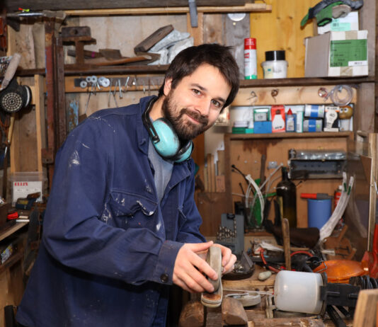 Konrad Staisch baut in seiner Werkstatt M&ouml;bel aus Sperrm&uuml;ll und anderen Materialien, die er in der Stadt findet. Foto: Andr&eacute; Kempner