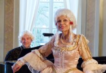 Zu Gast im Gohliser Schl&ouml;sschen: Gemeinsam mit dem Musiker Andreas Orwat bringt Sibylle Kuhne "Mozart auf der Reise nach Prag" zur Auff&uuml;hrung. Foto: Heidi Vogel