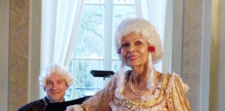 Zu Gast im Gohliser Schl&ouml;sschen: Gemeinsam mit dem Musiker Andreas Orwat bringt Sibylle Kuhne "Mozart auf der Reise nach Prag" zur Auff&uuml;hrung. Foto: Heidi Vogel