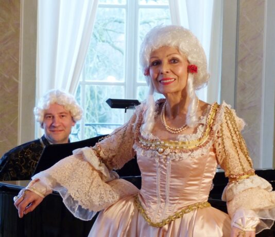 Zu Gast im Gohliser Schl&ouml;sschen: Gemeinsam mit dem Musiker Andreas Orwat bringt Sibylle Kuhne "Mozart auf der Reise nach Prag" zur Auff&uuml;hrung. Foto: Heidi Vogel
