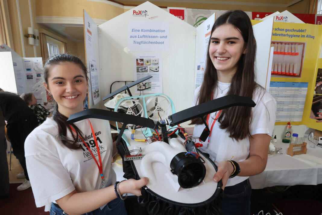 Rositz Jugend forscht 2026 Eine Kombination aus Luftkissen- und Tragflächenboot 2.0 präsentierten Lina Müller und Bea Böttger (v.l.) vom Friedrichgymnasium Altenburg. Foto: Mario Jahn