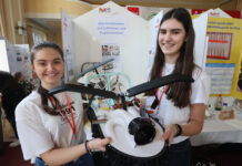 Regionalwettbewerb „Jugend forscht“ kam ins Kulturhaus Rositz Eine Kombination aus Luftkissen- und Tragflächenboot 2.0 präsentierten Lina Müller und Bea Böttger (v.l.) vom Friedrichgymnasium Altenburg. Foto: Mario Jahn