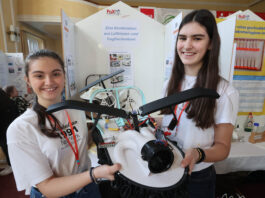 Eine Kombination aus Luftkissen- und Tragfl&auml;chenboot 2.0 pr&auml;sentierten Lina M&uuml;ller und Bea B&ouml;ttger (v.l.) vom Friedrichgymnasium Altenburg. Foto: Mario Jahn