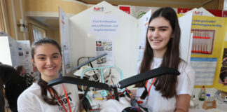 Eine Kombination aus Luftkissen- und Tragfl&auml;chenboot 2.0 pr&auml;sentierten Lina M&uuml;ller und Bea B&ouml;ttger (v.l.) vom Friedrichgymnasium Altenburg. Foto: Mario Jahn