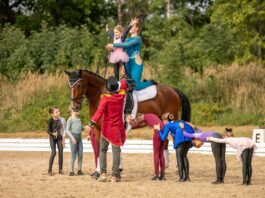 Auftritt des Teams Pegasus: Die Nachwuchsvoltigiererinnen pr&auml;sentieren ihre K&uuml;ren auch als Showerlebnis auf Festen und Reitturnieren. Foto: Team Pegaus