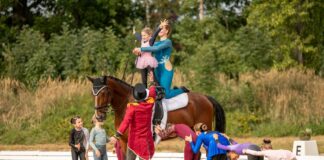 Auftritt des Teams Pegasus: Die Nachwuchsvoltigiererinnen pr&auml;sentieren ihre K&uuml;ren auch als Showerlebnis auf Festen und Reitturnieren. Foto: Team Pegaus