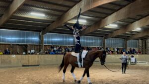 Akrobatik auf dem trabenden und galoppierenden Pferd: Das Team Pegasus zeigt seine Kür vor vollen Zuschauerrängen. Foto: Team Pegasus