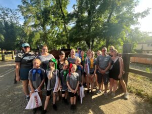 Team Pegasus nach einem erfolgreichen Turniertag: Kinder, Jugendliche, Trainerteam, Eltern – nur gemeinsam lassen sich Pferd, Training und Wettkämpfe stemmen. Foto: Team Pegasus