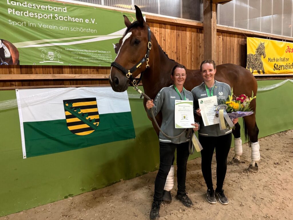 Voltigiertrainerin Nancy Engemann (re.) mit ihrer Freundin Jule Schmidt und Vereinspferd Elmar sowie ihrer Auszeichnung: Für ihre Erfolge erhielt sie das Goldene Voltigierabzeichen. Foto: Team Pegasus.