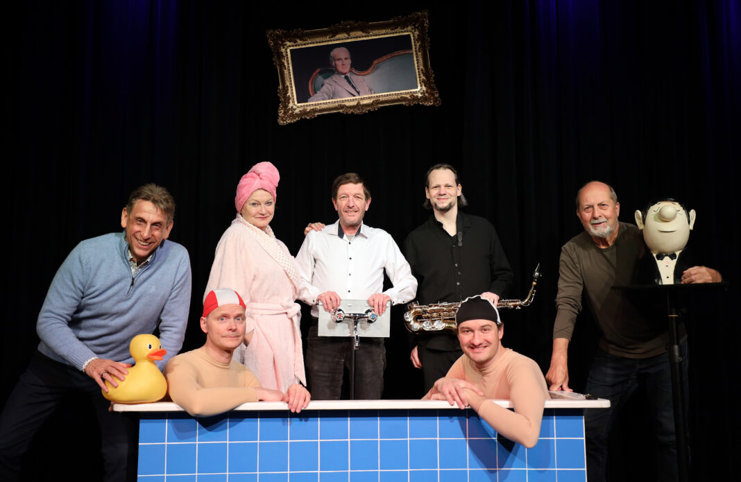 Portrt von Thorsten Wolf und dem Team vom neuen Programm Sie wollen Loriot mal anders auf die Bühne bringen: Thorsten Wolf, Sven Beese, Sabine Kühne-Londa, Hartmut Schwarze, Erik Heimannsberg, Ben Turecek und Dieter Richter (v.l.). Foto: André Kempner
