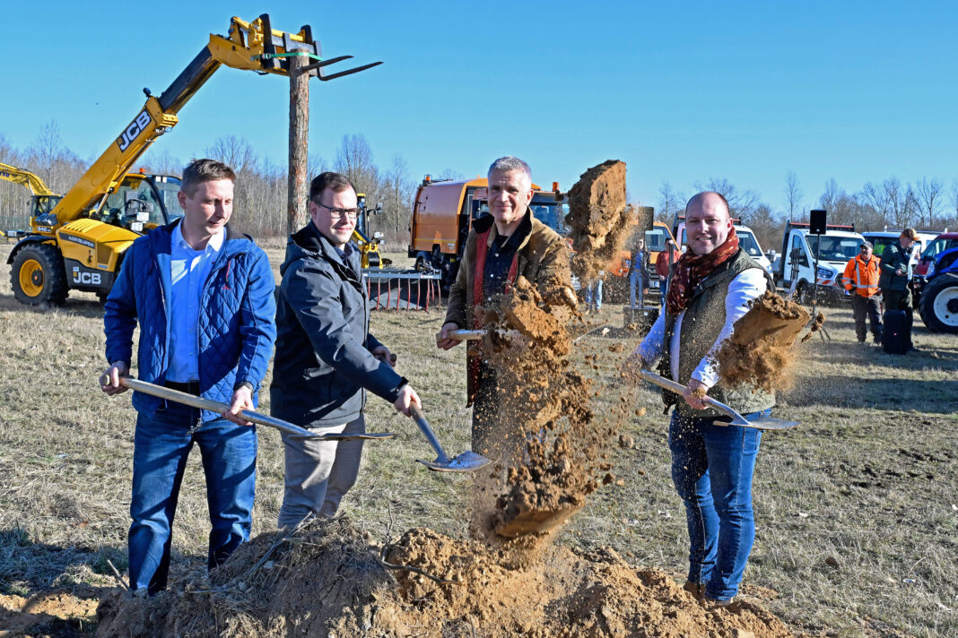 Symbolischer Spatenstich für neuen Bauhof Grimma. Foto: Kube Oberbürgermeister Tino Kießig (2.v.li.) , der frühere OB und heutige Landtagsabgeordnete Matthias Berger, Bauhofleiter Stefan Schuricht (re.) und Thomas Radwann vom Hochbauamt der Stadt (li.) beim symbolischen Akt. Mit dem ersten Spatenstich begann Dienstagnachmittag am Broner Ring auf dem Areal der früheren Russenkaserne der Neubau des Grimmaer Bauhofes. Foto: Thomas Kube