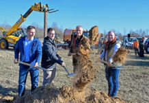 Oberb&uuml;rgermeister Tino Kie&szlig;ig (2.v.li.) , der fr&uuml;here OB und heutige Landtagsabgeordnete Matthias Berger, Bauhofleiter Stefan Schuricht (re.) und Thomas Radwann vom Hochbauamt der Stadt (li.) beim symbolischen Akt. Mit dem ersten Spatenstich begann Dienstagnachmittag am Broner Ring auf dem Areal der fr&uuml;heren Russenkaserne der Neubau des Grimmaer Bauhofes. Foto: Thomas Kube