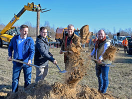Oberb&uuml;rgermeister Tino Kie&szlig;ig (2.v.li.) , der fr&uuml;here OB und heutige Landtagsabgeordnete Matthias Berger, Bauhofleiter Stefan Schuricht (re.) und Thomas Radwann vom Hochbauamt der Stadt (li.) beim symbolischen Akt. Mit dem ersten Spatenstich begann Dienstagnachmittag am Broner Ring auf dem Areal der fr&uuml;heren Russenkaserne der Neubau des Grimmaer Bauhofes. Foto: Thomas Kube