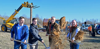 Oberb&uuml;rgermeister Tino Kie&szlig;ig (2.v.li.) , der fr&uuml;here OB und heutige Landtagsabgeordnete Matthias Berger, Bauhofleiter Stefan Schuricht (re.) und Thomas Radwann vom Hochbauamt der Stadt (li.) beim symbolischen Akt. Mit dem ersten Spatenstich begann Dienstagnachmittag am Broner Ring auf dem Areal der fr&uuml;heren Russenkaserne der Neubau des Grimmaer Bauhofes. Foto: Thomas Kube