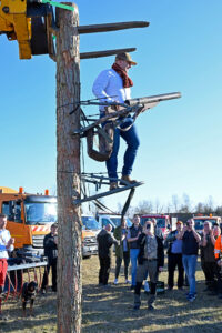 Grimmas Bauhofleiter Stefan Schuricht wünschte sich zum Geburtstag einen neuen Bauhof für sich und seine 40 Mitarbeiter. Mit dem ersten Spatenstich wird der nun Wirklichkeit. Doch es gab noch mehr: der passionierte Jäger wurden von seinen befreundeten Jägern mit ihrer Teilnahme überrascht. Sie alle schenkten ihm einen mobilen Kletterstuhl, mit dem er sich an Baumstämmen eigenhändig in die Höhe begeben und auf Ansitz gehen kann. Foto: Thomas Kube
