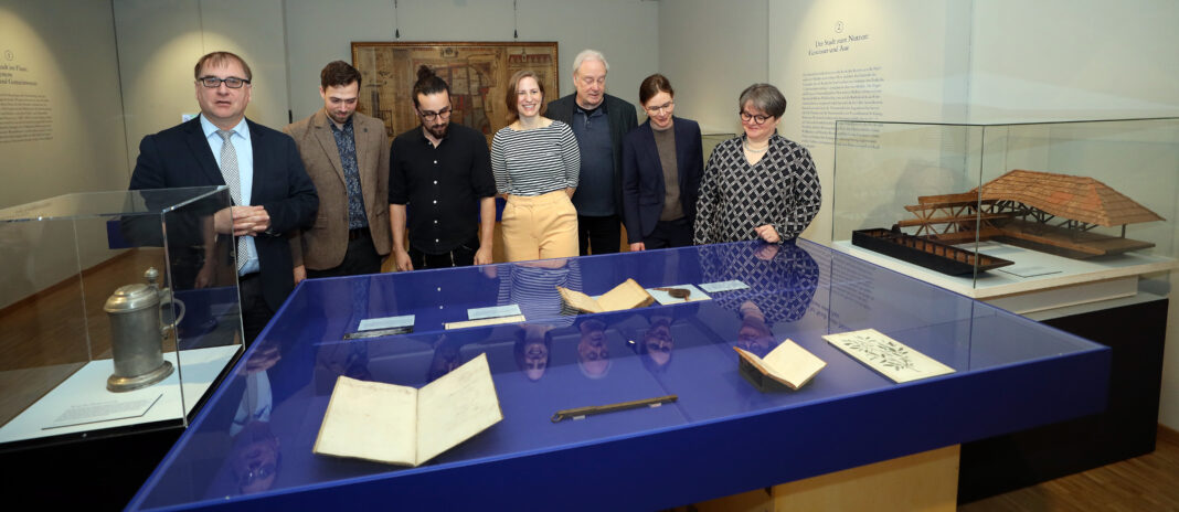 Er&ouml;ffneten gemeinsam die Schau &bdquo;Stadt im Fluss&ldquo;: Dr. Anselm Hartinger, Niels Lohse, Dr. Johannes Schmidt, Sophie Lindemann, Prof. Matthias Hardt, Prof. Julia Schmidt-Funke und Dr. Maike G&uuml;nther (v.l.) waren unterwegs in der Ausstellung. Foto: Andr&eacute; Kempner