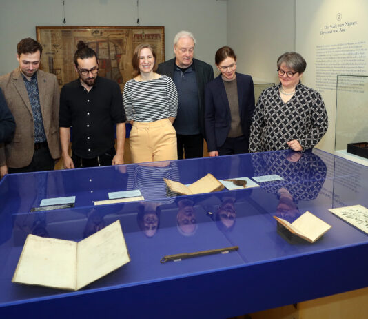 Er&ouml;ffneten gemeinsam die Schau &bdquo;Stadt im Fluss&ldquo;: Dr. Anselm Hartinger, Niels Lohse, Dr. Johannes Schmidt, Sophie Lindemann, Prof. Matthias Hardt, Prof. Julia Schmidt-Funke und Dr. Maike G&uuml;nther (v.l.) waren unterwegs in der Ausstellung. Foto: Andr&eacute; Kempner