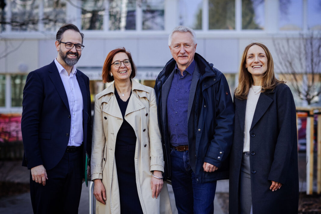 Gemeinsamer Termin zum sym- bolischen Bergfest: Sebastian Gemkow, Dr. Andrea Diekhof, J&ouml;rg Ga&szlig;ner und Monika Schwarzenberg (v.l.) feiern den Erfolg der &bdquo;Junges Woh- nen&ldquo;-F&ouml;rderung in Leipzig. Foto: Anne Schwerin