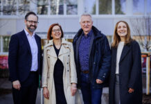 Gemeinsamer Termin zum sym- bolischen Bergfest: Sebastian Gemkow, Dr. Andrea Diekhof, J&ouml;rg Ga&szlig;ner und Monika Schwarzenberg (v.l.) feiern den Erfolg der &bdquo;Junges Woh- nen&ldquo;-F&ouml;rderung in Leipzig. Foto: Anne Schwerin
