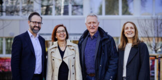 Gemeinsamer Termin zum sym- bolischen Bergfest: Sebastian Gemkow, Dr. Andrea Diekhof, J&ouml;rg Ga&szlig;ner und Monika Schwarzenberg (v.l.) feiern den Erfolg der &bdquo;Junges Woh- nen&ldquo;-F&ouml;rderung in Leipzig. Foto: Anne Schwerin