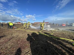 Volle Kraft voraus: Allgemein ist f&uuml;r das L&ouml;schen von Gasbr&auml;nden (Brandklasse C) nur Pulver geeignet. Alternativ nutzen Feuerwehren noch eine besondere L&ouml;schtechnik, bei der die Gasflamme mit einem Wasserstrahl (Vollstrahl) quer zur Austrittsrichtung abgeschlagen wird. Foto: L-Gruppe