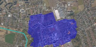 Der Geltungsbereich der Allgemeinverf&uuml;gung (blau) mit den beiden Betriebsteilen der ehemaligen Chemischen Reinigung in Delitzsch (orange). Im Bild links der Lober (hellblau). Grafik: LRA