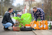 Ran an den M&uuml;ll: Diese Idee haben in den vergangenen Jahren bei Fr&uuml;hjahrsputz zum Beispiel Tino Bucksch (l.) und Peter Niemann vom B&uuml;rgerverein Gohlis mit Leben erf&uuml;llt. Ab 16. M&auml;rz soll dann die Auflage 2026 in Leipzig starten. Foto: Christian Modla