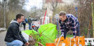 Ran an den M&uuml;ll: Diese Idee haben in den vergangenen Jahren bei Fr&uuml;hjahrsputz zum Beispiel Tino Bucksch (l.) und Peter Niemann vom B&uuml;rgerverein Gohlis mit Leben erf&uuml;llt. Ab 16. M&auml;rz soll dann die Auflage 2026 in Leipzig starten. Foto: Christian Modla