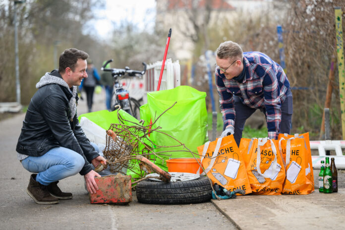 Eröffnung Frühjahrsputz im Kleingartenpark Südost Ran an den Müll: Diese Idee haben in den vergangenen Jahren bei Frühjahrsputz zum Beispiel Tino Bucksch (l.) und Peter Niemann vom Bürgerverein Gohlis mit Leben erfüllt. Ab 16. März soll dann die Auflage 2026 in Leipzig starten. Foto: Christian Modla