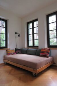 Das Sofa in seinem Wohnzimmer hat Konrad Staisch aus einem Holzgestell und einer alten Matratze selbst gebaut. Foto: Konrad Staisch
