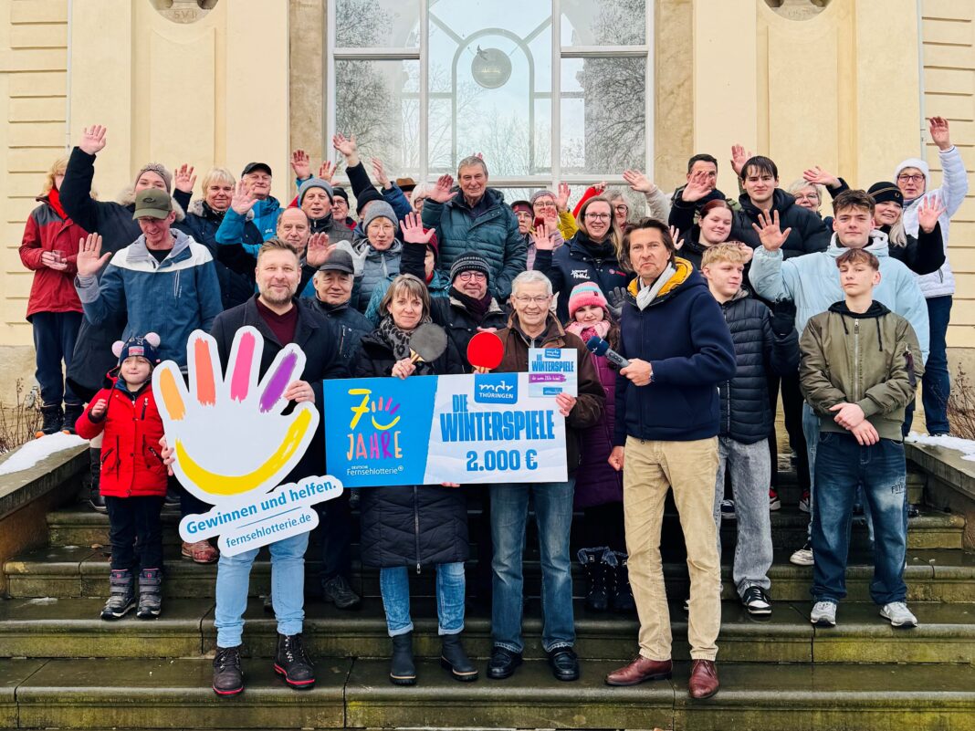 v.l. (1. Reihe): Stephan Masch, Repr&auml;sentant der Deutschen Fernsehlotterie; Antje Ulich, 2. Beigeordnete des B&uuml;rgermeisters von Meuselwitz; Eberhard Hanisch, Anmelder der Aktion und Stadtratsmitglied in Meuselwitz & Johannes-Michael Noack, Moderator der &bdquo;Fr&uuml;hschicht&ldquo; bei MDR TH&Uuml;RINGEN &ndash; DAS RADIO bei der symbolischen &Uuml;bergabe der Gewinnsumme. Foto: Max Th&uuml;mmel
