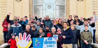 v.l. (1. Reihe): Stephan Masch, Repr&auml;sentant der Deutschen Fernsehlotterie; Antje Ulich, 2. Beigeordnete des B&uuml;rgermeisters von Meuselwitz; Eberhard Hanisch, Anmelder der Aktion und Stadtratsmitglied in Meuselwitz & Johannes-Michael Noack, Moderator der &bdquo;Fr&uuml;hschicht&ldquo; bei MDR TH&Uuml;RINGEN &ndash; DAS RADIO bei der symbolischen &Uuml;bergabe der Gewinnsumme. Foto: Max Th&uuml;mmel
