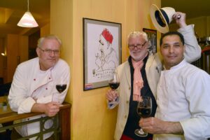 Joachim Scharf, Ulrich Forchner, Mustafa aus Marokko (v.l.) im Gastraum des "La Mirabelle." Dort er&ouml;ffnete Zeichner Ulrich Forchner 2013 eine eigene Ausstellung. Foto: Armin K&uuml;hne