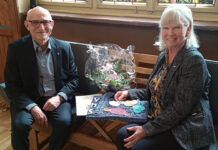 Gudrun Pfeiffer wurde von Landrat Uwe Melzer nach 25 Jahren als Leiterin der Volkshochschule Altenburger Land feierlich verabschiedet. Foto: VHS