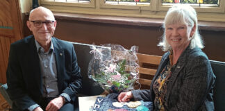Gudrun Pfeiffer wurde von Landrat Uwe Melzer nach 25 Jahren als Leiterin der Volkshochschule Altenburger Land feierlich verabschiedet. Foto: VHS