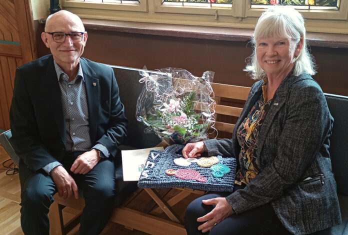 20260331_GudrunPfeiffer_UweMaelzer Gudrun Pfeiffer wurde von Landrat Uwe Melzer nach 25 Jahren als Leiterin der Volkshochschule Altenburger Land feierlich verabschiedet. Foto: VHS