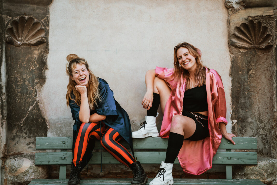 Ohrwurmtr&auml;chtige Melodien und fesselnde Songtexte: Sophia G&uuml;nst und Annelie Wei&szlig;el sind &bdquo;G&ouml;rda&ldquo;. Foto: Line Tsoj