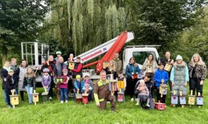 Mithilfe einer Hebeb&uuml;hne konnten die Kinder 20 Nistk&auml;sten selbst an B&auml;umen anbringen. Foto: Verein