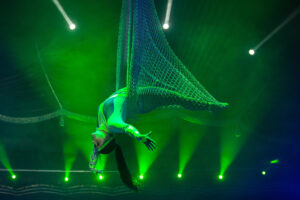 Akrobatik im Luftnetz erwartet die Besucher bei der Show des Circus Arena in Wurzen. Foto: Friedrich Klawiter