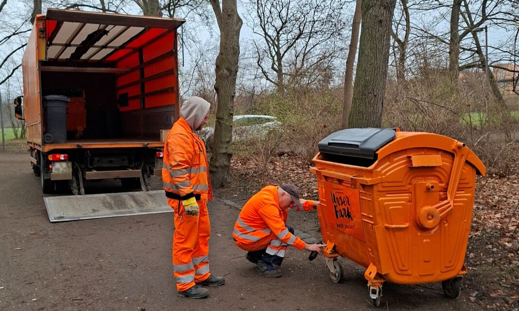 Mit dem Fr&uuml;hlingsbeginn werden wieder zus&auml;tzliche Abfallbeh&auml;lter in den Leipziger Parkanlagen aufgestellt. Foto: Stadtreinigung Leipzig