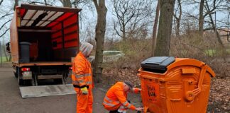Mit dem Fr&uuml;hlingsbeginn werden wieder zus&auml;tzliche Abfallbeh&auml;lter in den Leipziger Parkanlagen aufgestellt. Foto: Stadtreinigung Leipzig