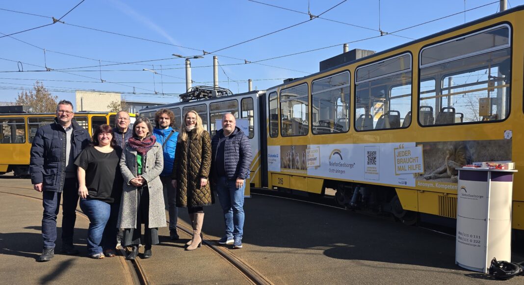 Gemeinsam f&uuml;r mehr Sichtbarkeit: v.l.: Ingo Machleidt (Bistum Dresden-Mei&szlig;en, Dekanat Gera), Annika Jurk (TelefonSeelsorge Ostth&uuml;ringen, Verwaltung), Erkan M&uuml;ller (Evangelische Freikirche Gera), Christiane Sachse (TelefonSeelsorge Ostth&uuml;ringen, Leitung), Andy Riedel (Kirchenkreissozialarbeit, Diakoniestiftung Th&uuml;ringen), Sandra Wanzar (Dezernentin Soziales, Jugend und Kultur der Stadt Gera), Patrick Koch (SD VerkehrsMedien Th&uuml;ringen GmbH). Foto: PM