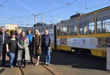 Gemeinsam f&uuml;r mehr Sichtbarkeit: v.l.: Ingo Machleidt (Bistum Dresden-Mei&szlig;en, Dekanat Gera), Annika Jurk (TelefonSeelsorge Ostth&uuml;ringen, Verwaltung), Erkan M&uuml;ller (Evangelische Freikirche Gera), Christiane Sachse (TelefonSeelsorge Ostth&uuml;ringen, Leitung), Andy Riedel (Kirchenkreissozialarbeit, Diakoniestiftung Th&uuml;ringen), Sandra Wanzar (Dezernentin Soziales, Jugend und Kultur der Stadt Gera), Patrick Koch (SD VerkehrsMedien Th&uuml;ringen GmbH). Foto: PM
