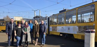 Gemeinsam f&uuml;r mehr Sichtbarkeit: v.l.: Ingo Machleidt (Bistum Dresden-Mei&szlig;en, Dekanat Gera), Annika Jurk (TelefonSeelsorge Ostth&uuml;ringen, Verwaltung), Erkan M&uuml;ller (Evangelische Freikirche Gera), Christiane Sachse (TelefonSeelsorge Ostth&uuml;ringen, Leitung), Andy Riedel (Kirchenkreissozialarbeit, Diakoniestiftung Th&uuml;ringen), Sandra Wanzar (Dezernentin Soziales, Jugend und Kultur der Stadt Gera), Patrick Koch (SD VerkehrsMedien Th&uuml;ringen GmbH). Foto: PM