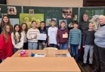 Die Sch&uuml;lerinnen und Sch&uuml;ler &uuml;bergaben das gesammelte Geld stolz an die Vereinsvorsitzende Andrea R&uuml;cker (r.). Foto: PM